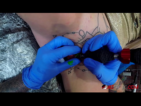 ❤️ Extreem getatoeëerde hottie Sully Savage kreeg een tatoeage op haar clitoris ❤ Anal video at porn nl.pornobot.ru